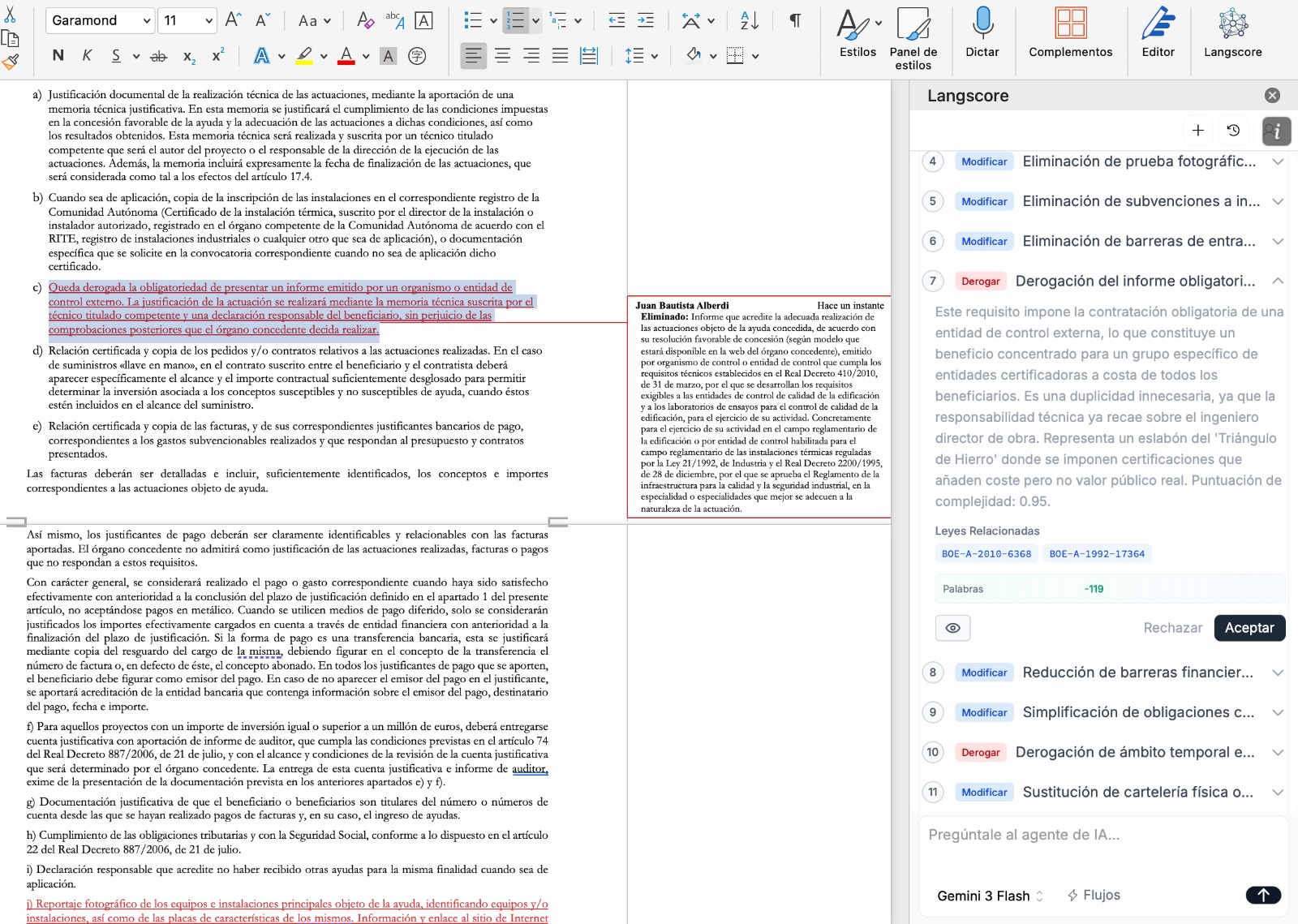 Langscore Word Add-in showing AI edit suggestions with track changes in Spanish UI